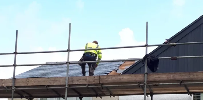 A J&nbsp;O&nbsp;B Done Roofing roofer slating a roof from the scaffold